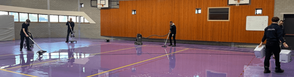 schoonmakers vloeren reinigen